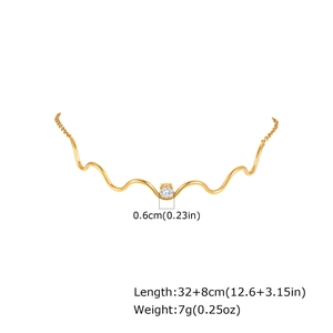Detail der goldenen Wellenkette mit einem runden 0,6 cm Zirkonia-Stein als Anhänger
