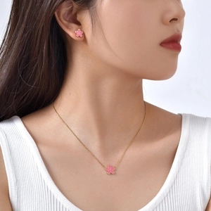 Parure de bijoux en acier doré avec collier et boucles d'oreilles fleurs de cerisier roses