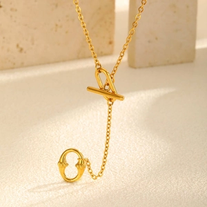Damen Goldkette aus Edelstahl mit OT-Verschluss und ovalem Anhänger auf Steinhintergrund