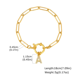 Detail van 18K gouden letter A hanger armband met kettingbreedte 0,45cm en lengte 18cm