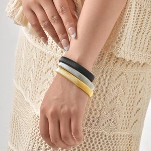 Set di tre bracciali piatti a maglia serpente in oro, argento e nero per donne eleganti