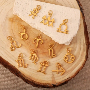 Set de 12 colgantes de los signos del zodiaco en acero dorado sobre piedra y madera