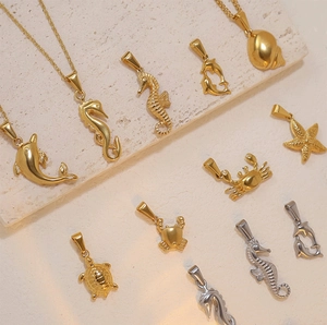 Detailset van goud en zilveren zeedierhangers op een natuurstenen standaard