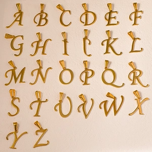 Set di 26 ciondoli con lettere dell'alfabeto placcati in oro 24K per collane DIY