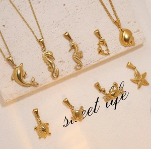 Detail van 24k vergulde hangers met zeedieren zoals een dolfijn en een schildpad