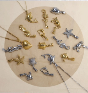 Collectie goud en zilveren hangers met zeeschildpadden, dolfijnen en schelpen