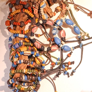 Braccialetti etnici in ceramica fatti a mano con motivi oracolari e cordini regolabili