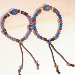 Dettaglio di braccialetti bohémien in rilievo in ceramica con motivi etnici di ossa oracolari