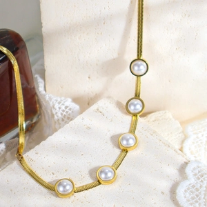 Dettaglio della collana snake placcata oro 18K con cinque eleganti perle bianche incorniciate