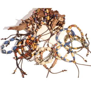 Braccialetti etnici in ceramica con motivi ossei oracolari e cordini regolabili