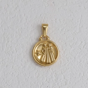 Détail du pendentif zodiaque plaqué or 18k avec relief de jumeaux et motif d'étoile
