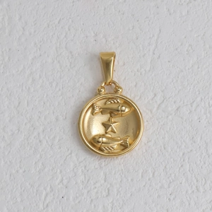 Détail du pendentif zodiaque Poissons plaqué or 18 carats avec design en relief