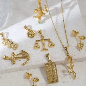 Vintage-Set aus 18K vergoldeten Edelstahl-Anhängern mit Amor, Anker und Abakus-Motiven