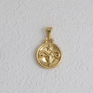 Détail du pendentif rond Bélier plaqué or 18k de style vintage avec relief de bélier