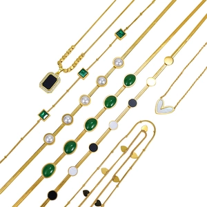 Collane vintage francesi in acciaio al titanio placcato oro 18K con ciondoli smeraldo