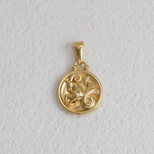 Détail du pendentif Capricorne plaqué or 18k avec gaufrage de chèvre et étoile brillante