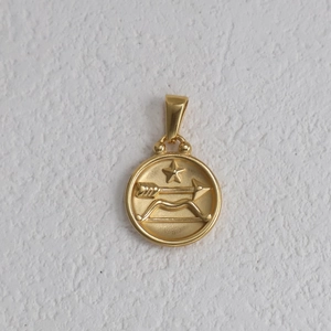 Détail du pendentif Sagittaire en acier inoxydable plaqué or 18 carats avec arc gaufré