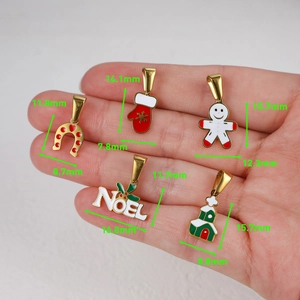 Vue détaillée de cinq pendentifs de Noël en émail tenus en main avec dimensions