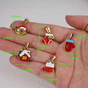 Tableau des tailles pour pendentifs de Noël en émail incluant Père Noël et chaussettes