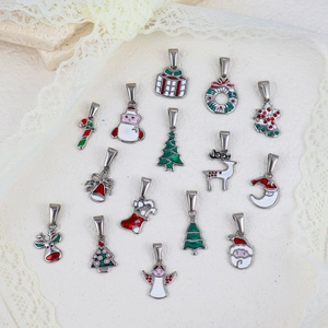 Détail macro de 15 pendentifs de Noël en émail pour la création de bijoux DIY