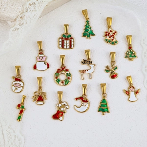 Détail de 15 breloques de Noël festives avec bords en acier doré et finition en émail