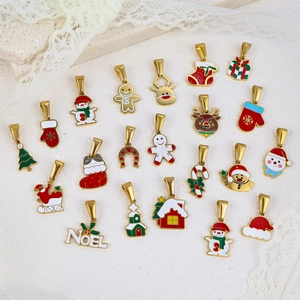 Détail de 20 pendentifs de Noël en émail festif avec placage doré sur dentelle blanche