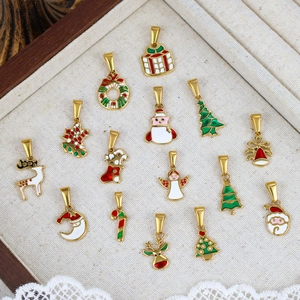 Collection de 14 breloques de Noël en émail coloré dans une boîte à bijoux en bois rustique