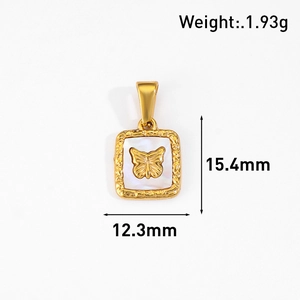 Vue détaillée du pendentif papillon plaqué or 24 carats avec incrustation en nacre