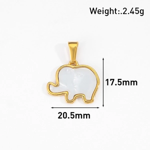 Vue détaillée du pendentif éléphant doré 24K avec incrustation de nacre blanche et dimensions