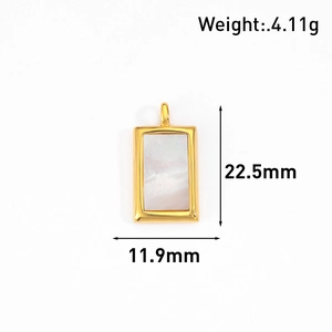 Détail du pendentif rectangulaire plaqué or 24 carats avec incrustation nacre blanche