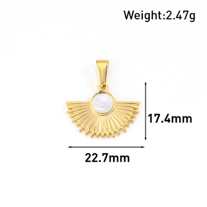 Vue détaillée d'un pendentif en forme d'éventail plaqué or 24K avec nacre et dimensions