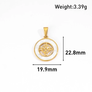 Vue macro d'un pendentif nœud celtique plaqué or 24K avec incrustation nacre blanche