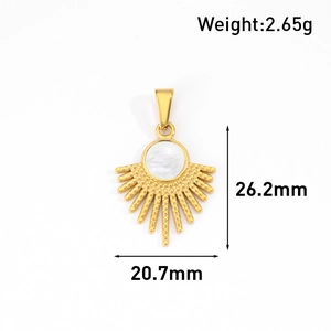 Détail macro du pendentif soleil doré 24K avec nacre blanche, taille 26,2mm par 20,7mm