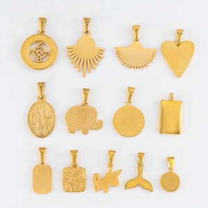 Collection détaillée de pendentifs plaqués or 24K en formes de cœur, poisson et éléphant