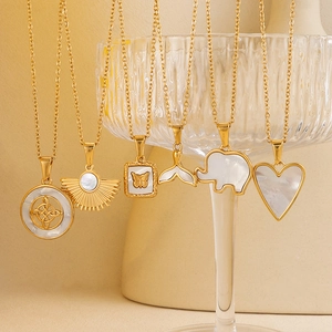 Collier plaqué or 24K avec pendentifs en nacre blanche en forme de cœur et d'éléphant