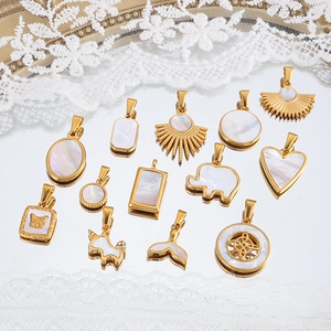 Détails macro de pendentifs plaqués or 24K avec nacre blanche aux formes variées