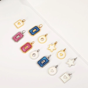 Pendentifs géométriques minimalistes en or et argent avec incrustations de résine colorée