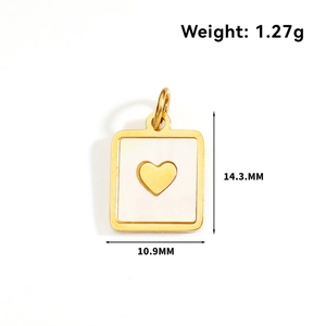 Vue détaillée du pendentif carré plaqué or 24 carats avec incrustation cœur en nacre