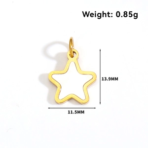 Gros plan du pendentif étoile doré avec incrustation de nacre et anneau de suspension