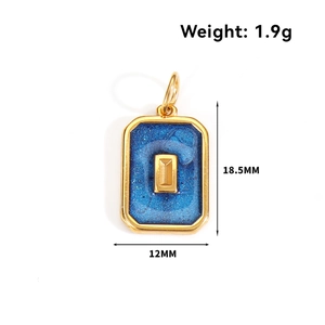 Détail du pendentif rectangulaire plaqué or 24 carats avec résine bleue et lettre C