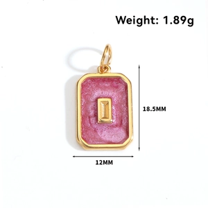 Vue détaillée du pendentif rectangulaire en résine rose avec lettre I dorée et mesures
