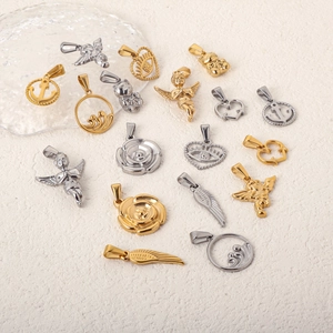 Vue détaillée de divers pendentifs vintage ange, cœur et ours en finitions or et argent