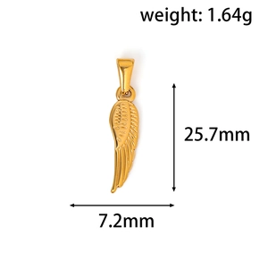 Détail du pendentif aile dorée montrant la texture des plumes et la hauteur de 25,7 mm