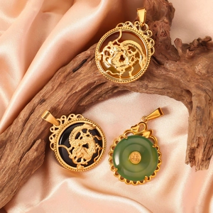Detalle de colgantes de dragón tradicionales y dije de jade verde Fu sobre seda elegante