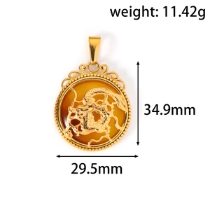 Colgante de dragón dorado con piedra naranja dimensiones 34,9 mm y peso de 11,42 g