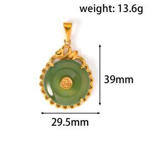 Detalle de colgante de esmeralda verde con signo Fu y marco dorado de 39mm de alto