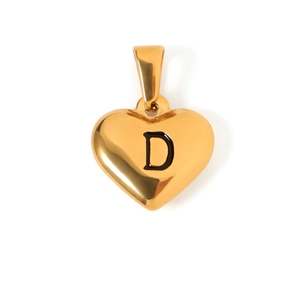 Dettaglio del ciondolo a cuore placcato oro con incisione lettera D e finitura lucida