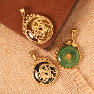 Colgantes de dragón retro y collar de jade con símbolo Fu en acabado dorado