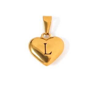 Ciondolo a cuore dorato lucido con lettera L incisa in nero su sfondo bianco pulito