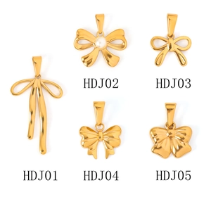 Cinq pendentifs nœuds variés plaqués or 24 carats en acier inoxydable avec perle et texture